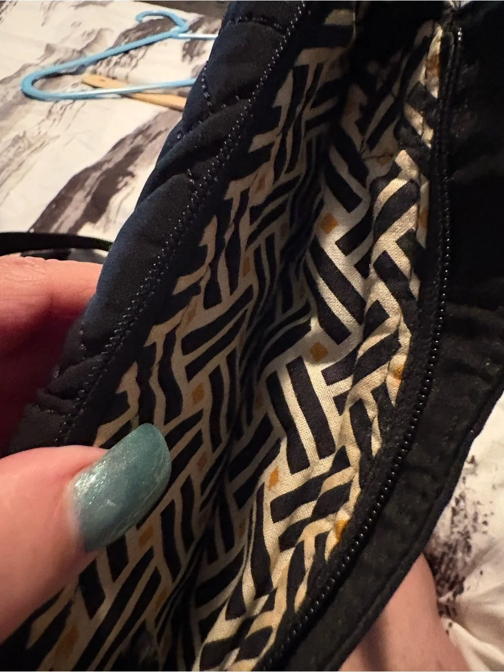 Black Vera Bradley quilted crossover 49 inch.  10 x 12x3 🖤